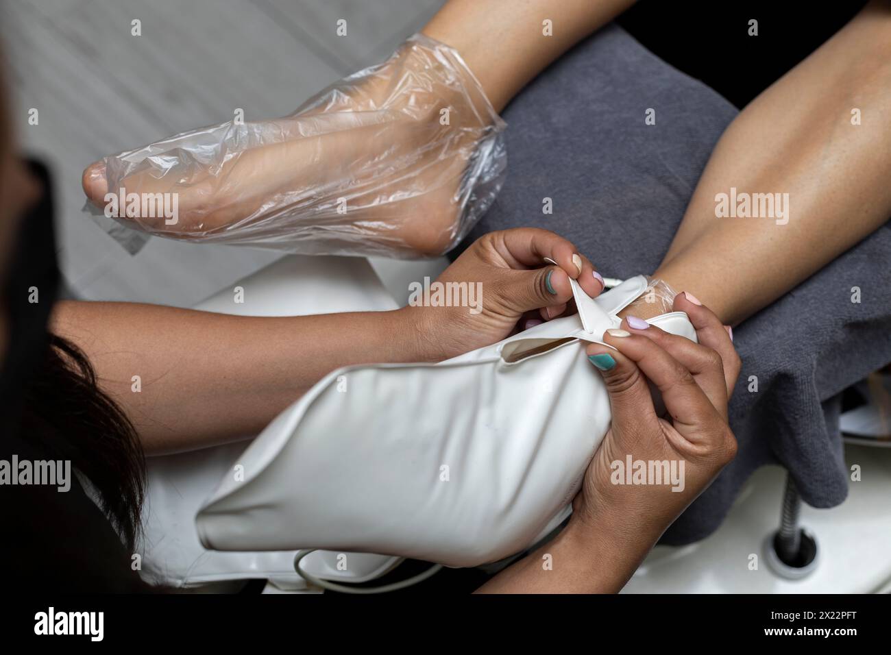 Trattamenti per la cura dei piedi in un salone di bellezza Foto Stock