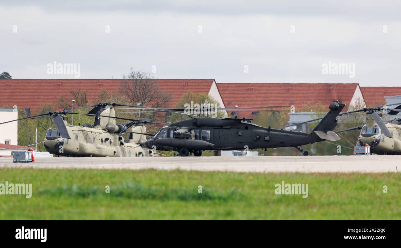 10 aprile 2024, Baviera, Ansbach: Un elicottero Sikorsky UH-60 Black Hawk (M) dell'esercito statunitense opera sul campo di aviazione dell'aeroporto militare statunitense di Katterbach vicino ad Ansbach. Foto: Daniel Karmann/dpa - ATTENZIONE: I numeri di targa sono stati pixellati per motivi legali Foto Stock