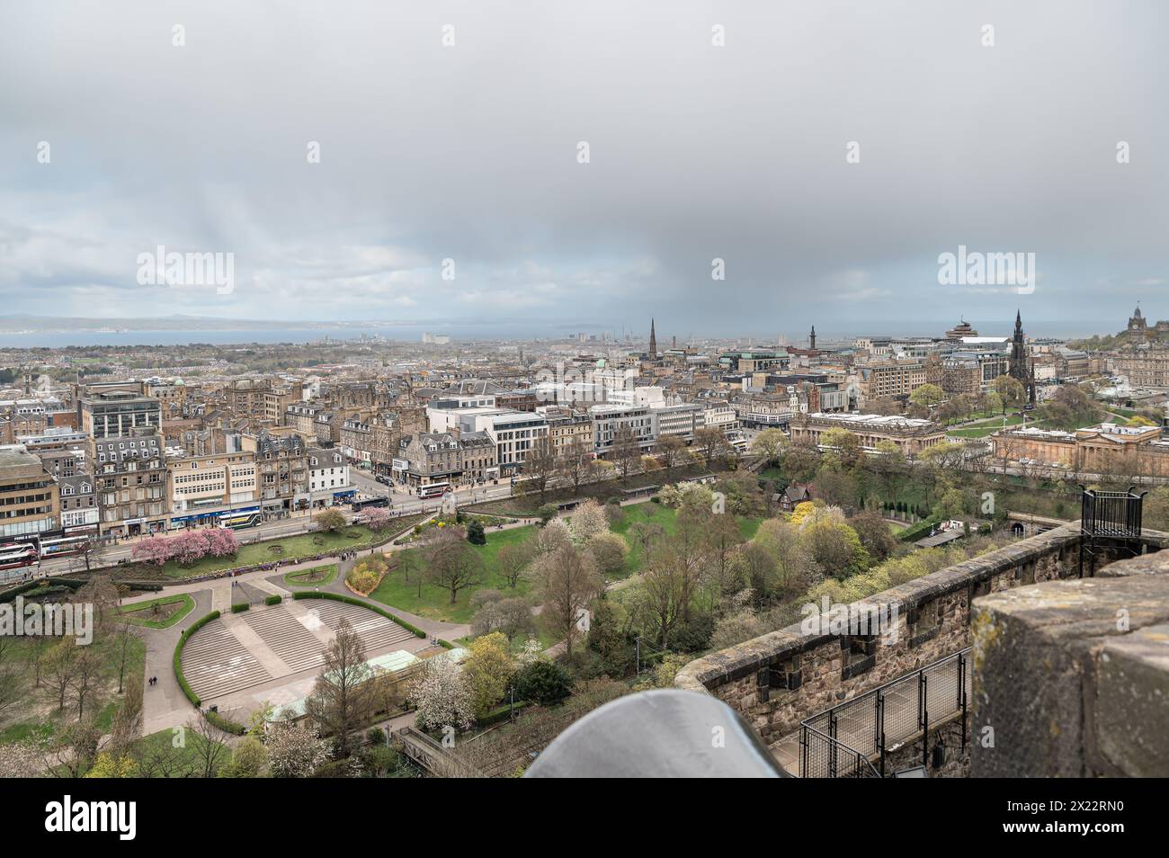 Vista dello skyline di Edimburgo con nuvole di pioggia sul Firth of Forth in lontananza dal castello di Edimburgo, Edimburgo, Scozia Foto Stock