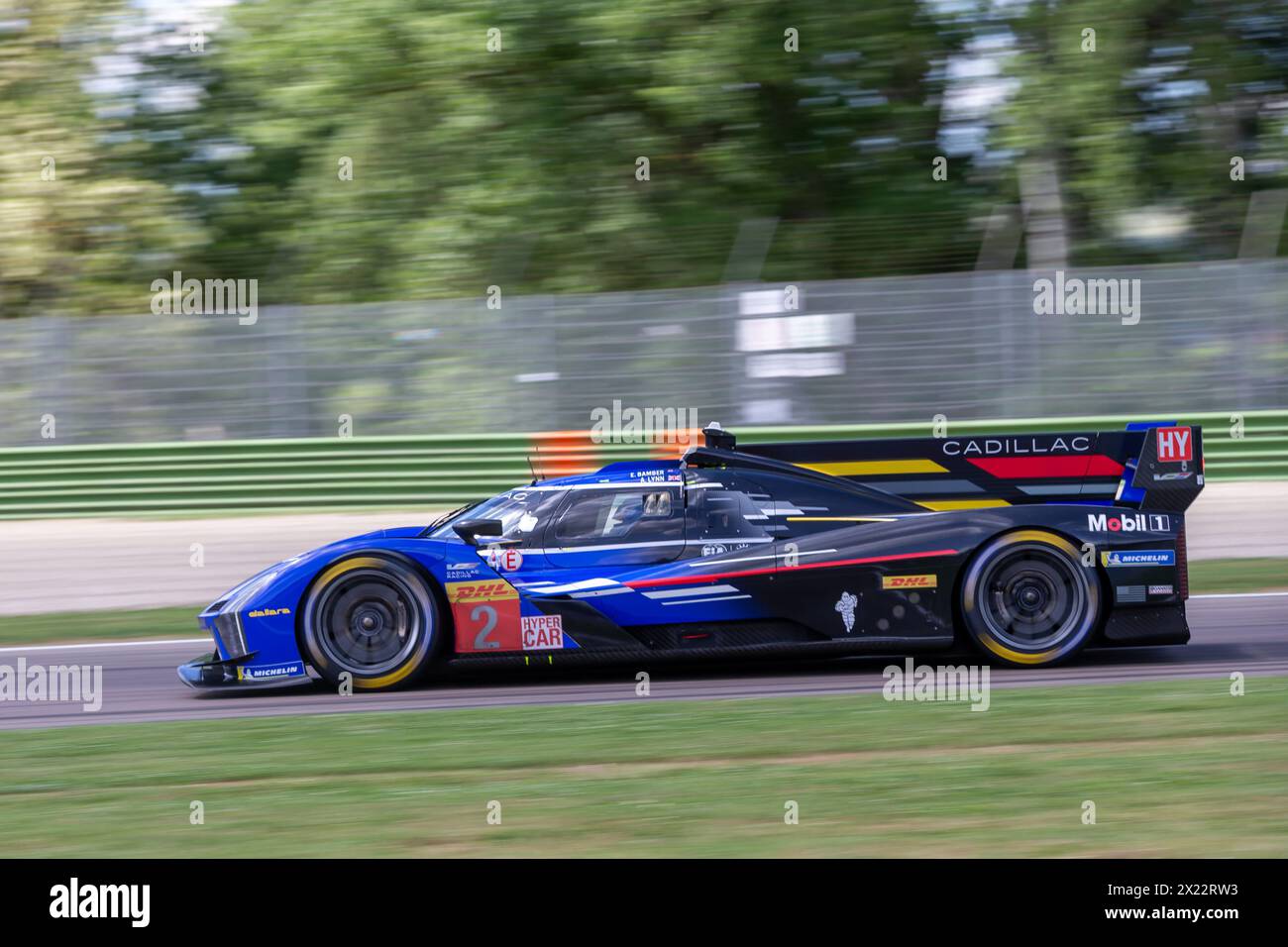 Imola, Italia. 19 aprile 2024. CADILLAC RACING (USA), Cadillac V-Series.R - Earl Bamber (NZL), Alex Lynn (GBR) durante la 6 ore di Imola, 2° round del FIA World Endurance Championship 2024, sul circuito Internazionale Enzo e Dino Ferrari, Imola, Italia il 19 aprile 2024 durante WEC - 6 ore di Imola, gara di resistenza a Imola, Italia, 19 aprile 2024 credito: Agenzia fotografica indipendente/Alamy Live News Foto Stock