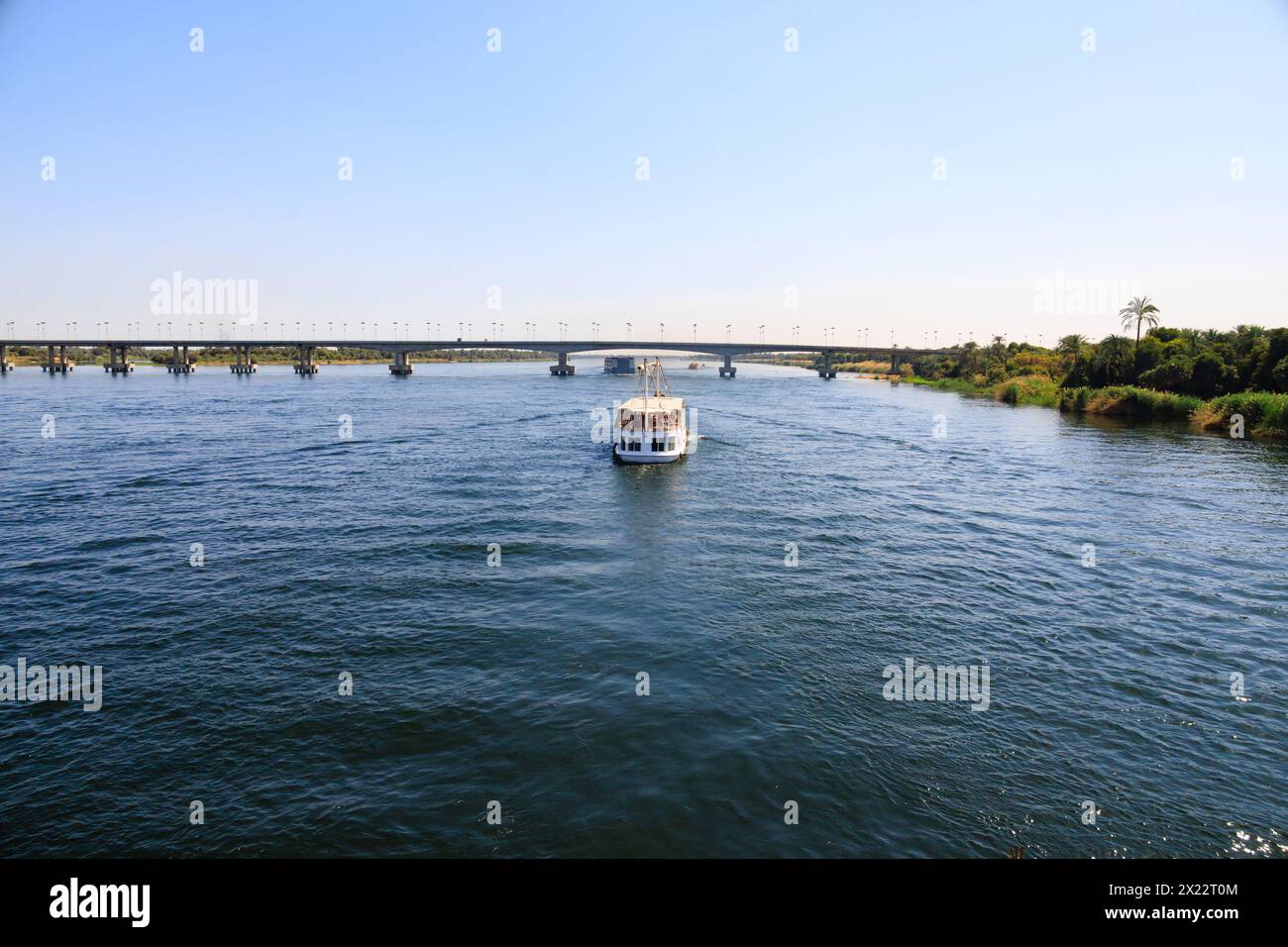 Chiatta a vela sotto traino presso Pont Fares, Pont de Kalabsha che attraversa il Nilo tra Luxor e Assuan, Egitto. Barche Foto Stock