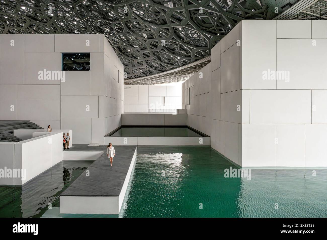 Struttura a cubo sotto la struttura a cupola galleggiante. Louvre Abu Dhabi, Abu Dhabi, Emirati Arabi Uniti. Architetto: Jean Nouvel, 2017. Foto Stock