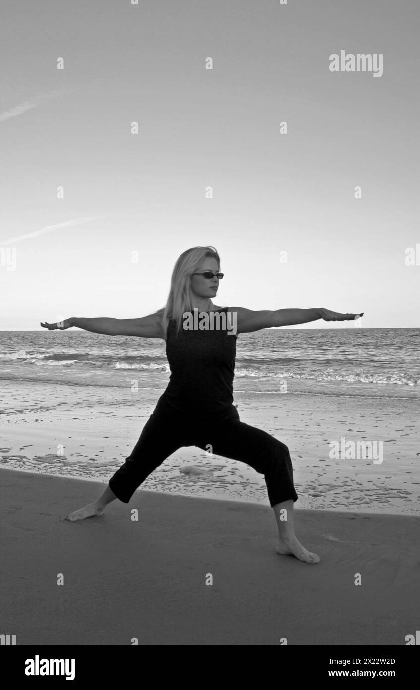 Pretty Young Woman pratica yoga a Hunting Island Beach South Carolina USA Foto Stock