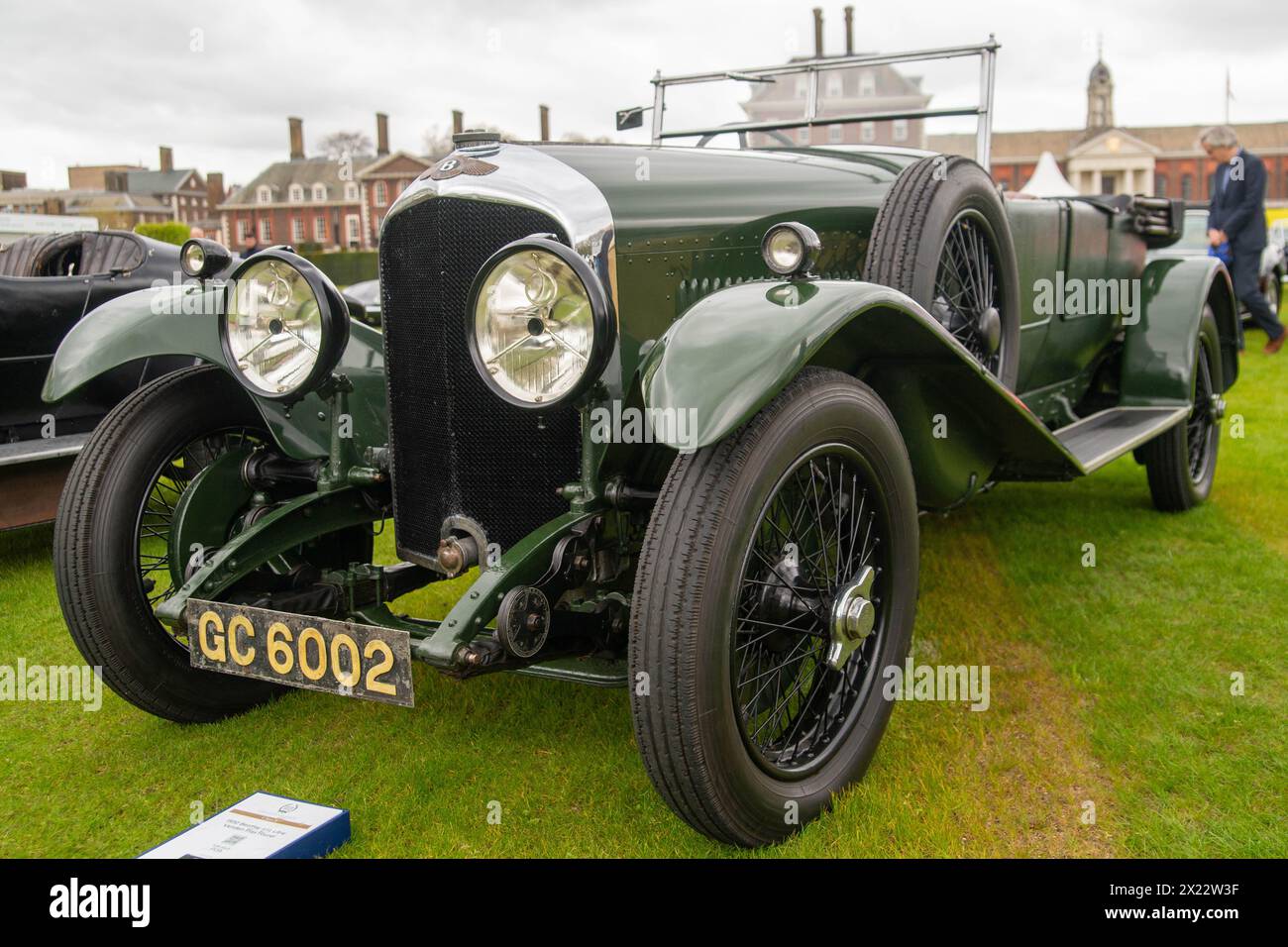 Londra, Regno Unito. 19 aprile 2024. Registrazione raccolta di Aston Martin Valkyries al Salon Privé tenutasi nei terreni del Royal Hospital di Chelsea. Bentley, Jaguar, Frazer Nashes in mostra. Il più grande raduno conosciuto di 14 Aston Martin Valkyries è il momento culminante della mattina. Crediti: Peter Hogan/Alamy Live News Foto Stock