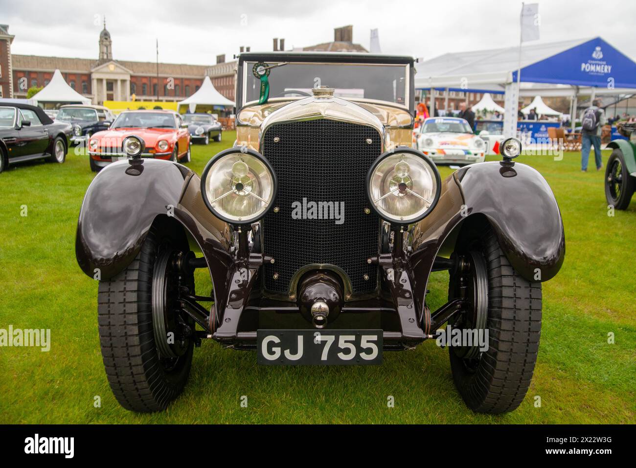 Londra, Regno Unito. 19 aprile 2024. Registrazione raccolta di Aston Martin Valkyries al Salon Privé tenutasi nei terreni del Royal Hospital di Chelsea. Bentley, Jaguar, Frazer Nashes in mostra. Il più grande raduno conosciuto di 14 Aston Martin Valkyries è il momento culminante della mattina. Crediti: Peter Hogan/Alamy Live News Foto Stock