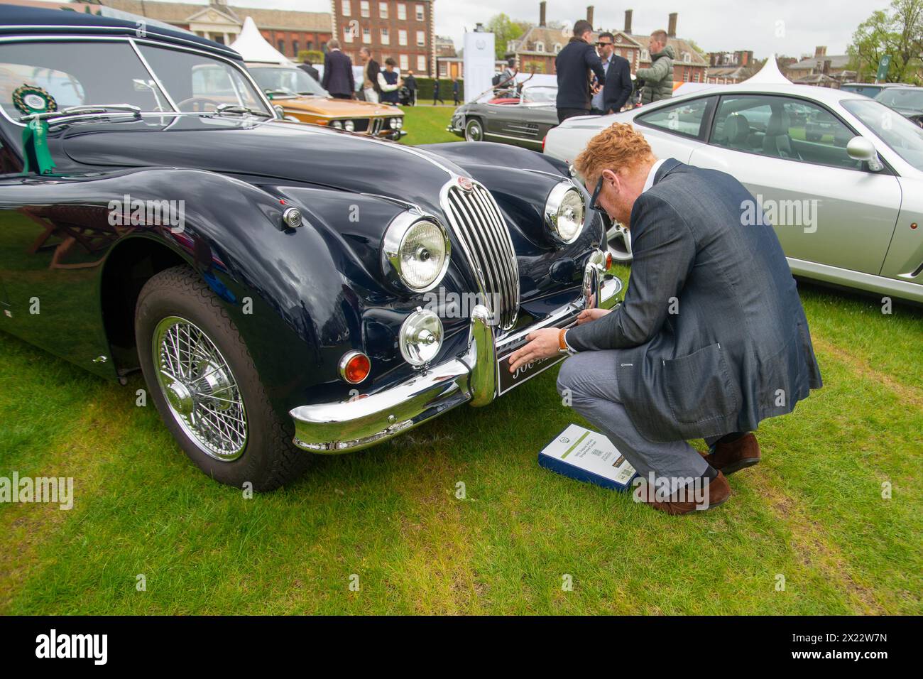 Londra, Regno Unito. 19 aprile 2024. Registrazione raccolta di Aston Martin Valkyries al Salon Privé tenutasi nei terreni del Royal Hospital di Chelsea. Bentley, Jaguar, Frazer Nashes in mostra. Il più grande raduno conosciuto di 14 Aston Martin Valkyries è il momento culminante della mattina. Crediti: Peter Hogan/Alamy Live News Foto Stock