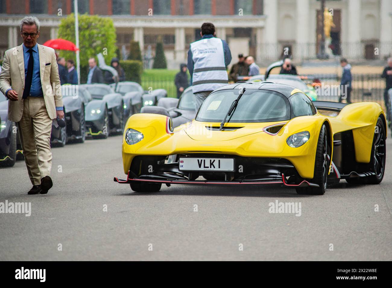 Londra, Regno Unito. 19 aprile 2024. Registrazione raccolta di Aston Martin Valkyries al Salon Privé tenutasi nei terreni del Royal Hospital di Chelsea. Bentley, Jaguar, Frazer Nashes in mostra. Il più grande raduno conosciuto di 14 Aston Martin Valkyries è il momento culminante della mattina. Crediti: Peter Hogan/Alamy Live News Foto Stock