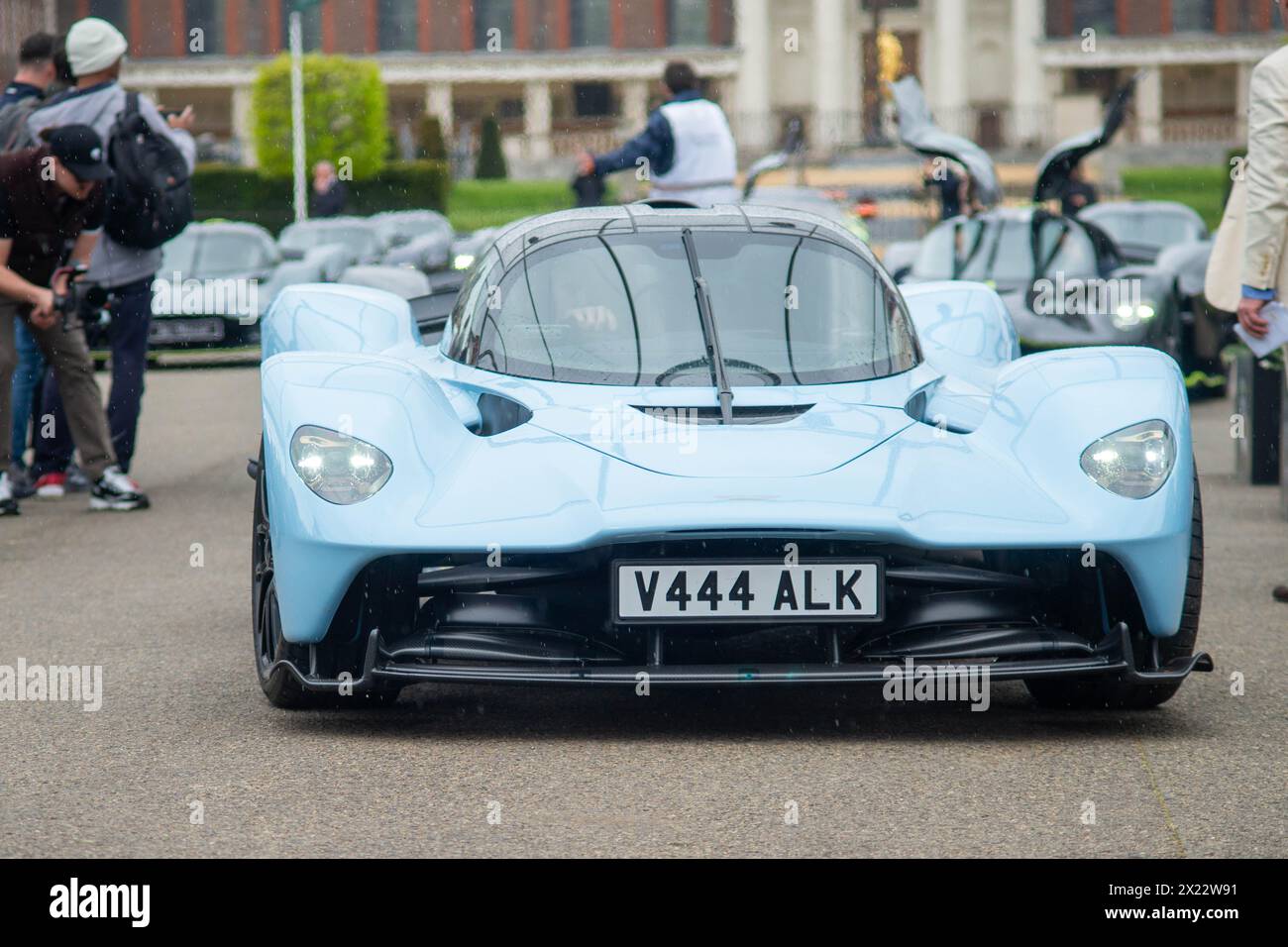 Londra, Regno Unito. 19 aprile 2024. Registrazione raccolta di Aston Martin Valkyries al Salon Privé tenutasi nei terreni del Royal Hospital di Chelsea. Bentley, Jaguar, Frazer Nashes in mostra. Il più grande raduno conosciuto di 14 Aston Martin Valkyries è il momento culminante della mattina. Crediti: Peter Hogan/Alamy Live News Foto Stock