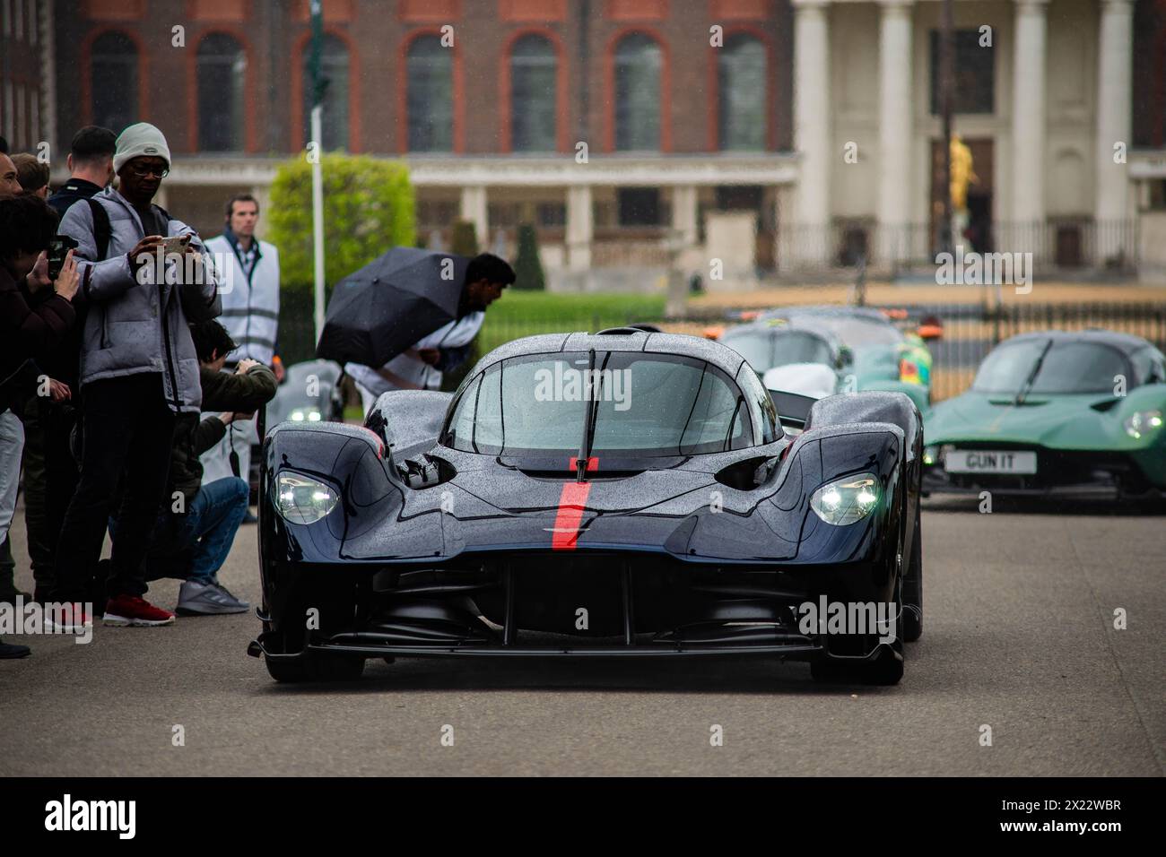 Londra, Regno Unito. 19 aprile 2024. Registrazione raccolta di Aston Martin Valkyries al Salon Privé tenutasi nei terreni del Royal Hospital di Chelsea. Bentley, Jaguar, Frazer Nashes in mostra. Il più grande raduno conosciuto di 14 Aston Martin Valkyries è il momento culminante della mattina. Crediti: Peter Hogan/Alamy Live News Foto Stock