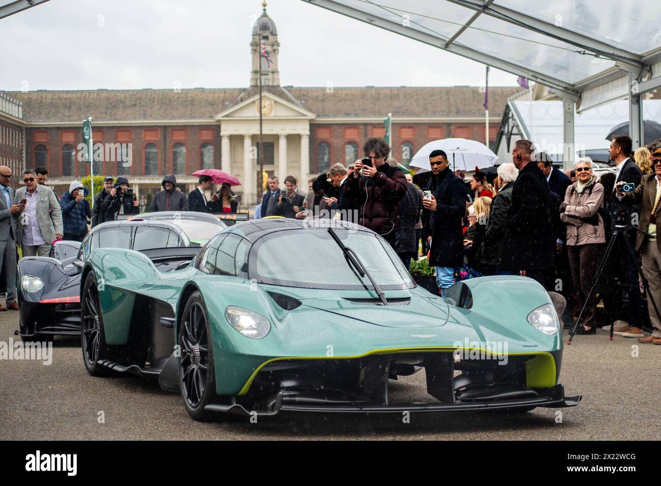 Londra, Regno Unito. 19 aprile 2024. Registrazione raccolta di Aston Martin Valkyries al Salon Privé tenutasi nei terreni del Royal Hospital di Chelsea. Bentley, Jaguar, Frazer Nashes in mostra. Il più grande raduno conosciuto di 14 Aston Martin Valkyries è il momento culminante della mattina. Crediti: Peter Hogan/Alamy Live News Foto Stock