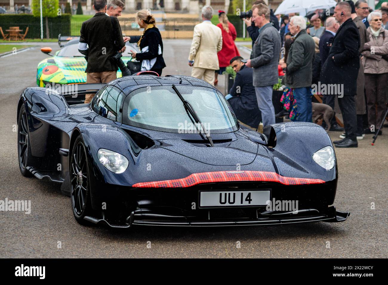 Londra, Regno Unito. 19 aprile 2024. Registrazione raccolta di Aston Martin Valkyries al Salon Privé tenutasi nei terreni del Royal Hospital di Chelsea. Bentley, Jaguar, Frazer Nashes in mostra. Il più grande raduno conosciuto di 14 Aston Martin Valkyries è il momento culminante della mattina. Crediti: Peter Hogan/Alamy Live News Foto Stock