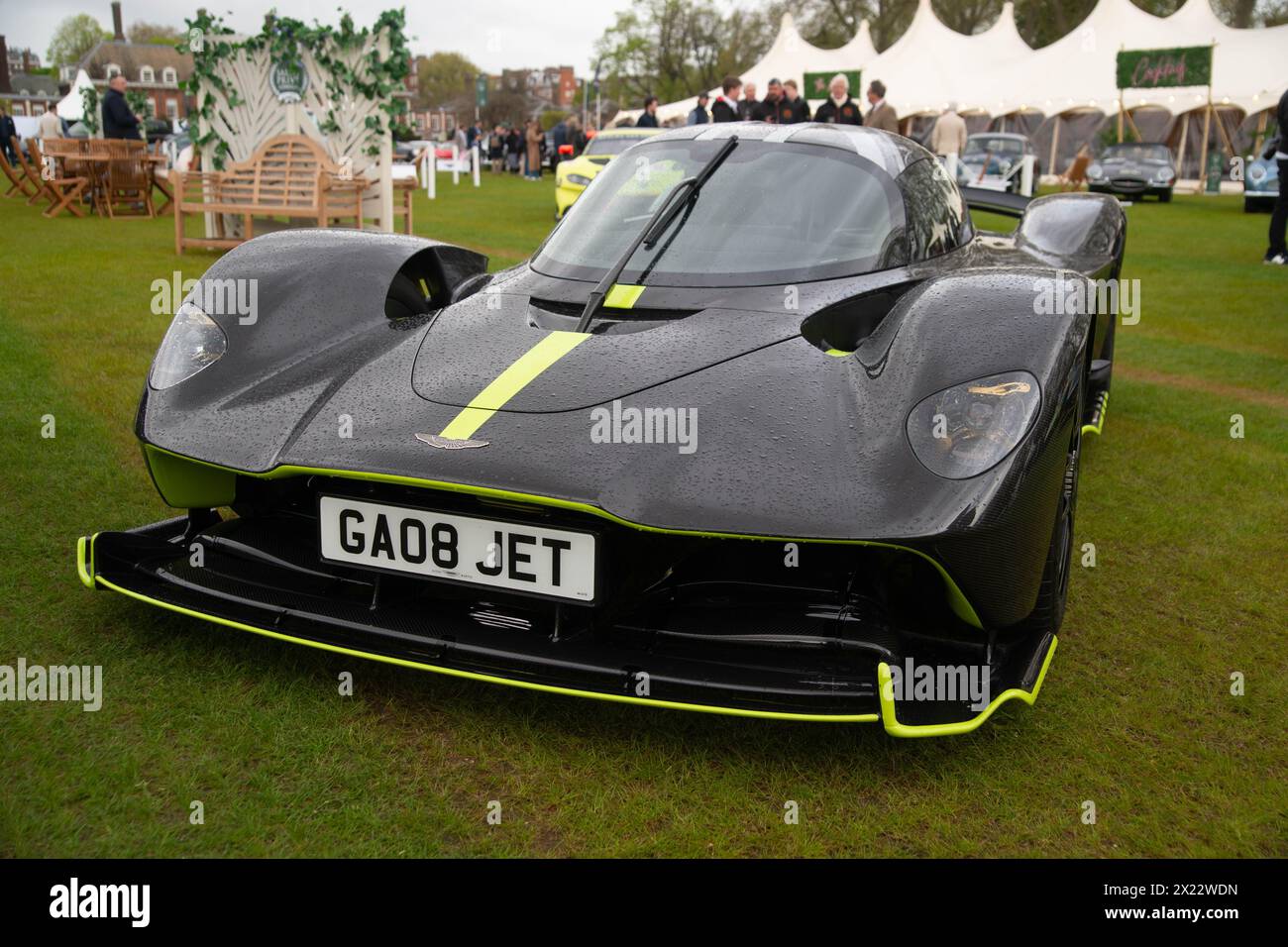 Londra, Regno Unito. 19 aprile 2024. Registrazione raccolta di Aston Martin Valkyries al Salon Privé tenutasi nei terreni del Royal Hospital di Chelsea. Bentley, Jaguar, Frazer Nashes in mostra. Il più grande raduno conosciuto di 14 Aston Martin Valkyries è il momento culminante della mattina. Crediti: Peter Hogan/Alamy Live News Foto Stock