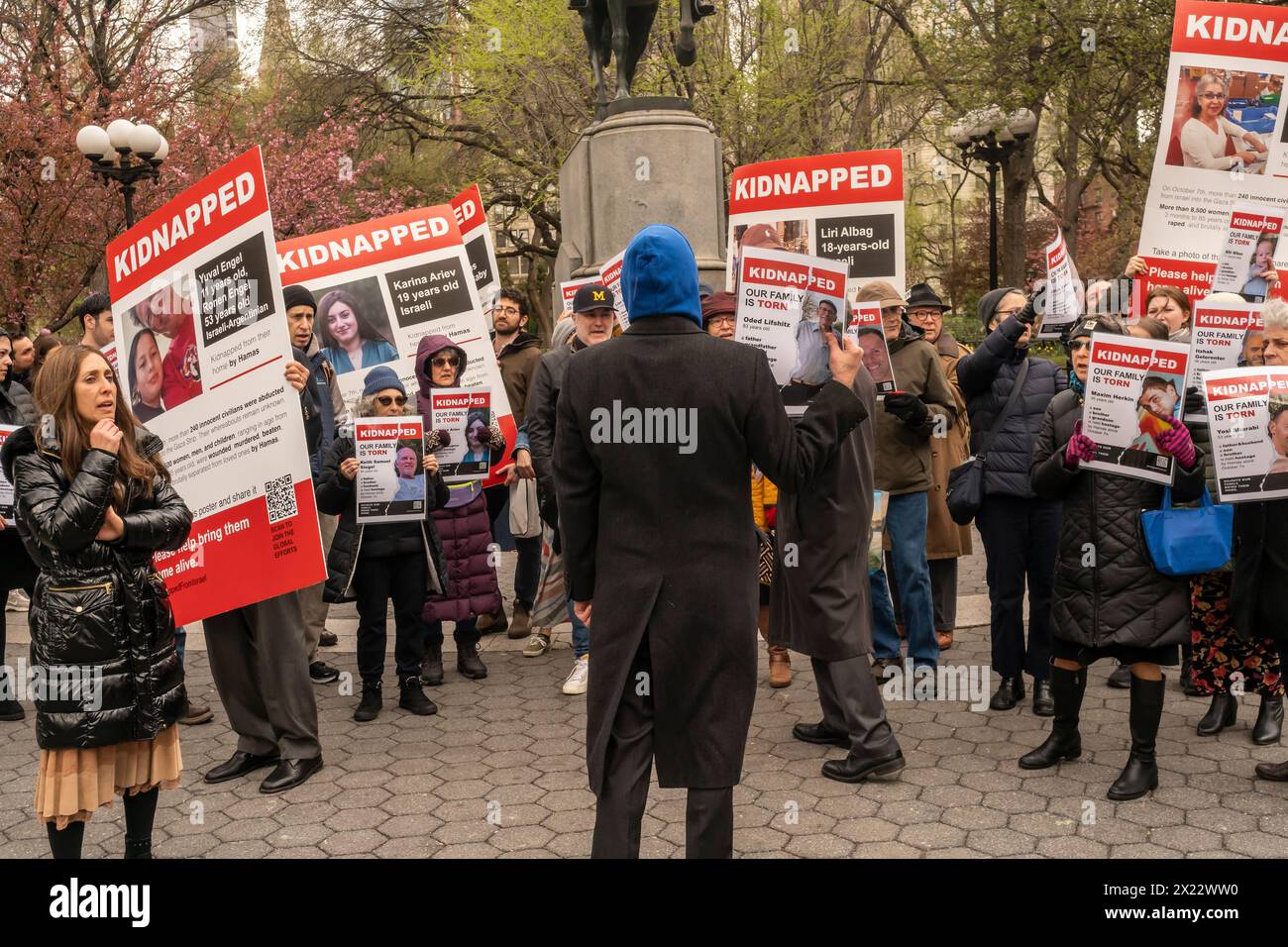 I manifestanti cantano Hatikvah mentre chiedono il rilascio degli ostaggi detenuti da Hamas trasportano volantini rapiti fuori misura a Union Square Park a New York sabato 13 aprile 2024. (© Richard B. Levine) Foto Stock