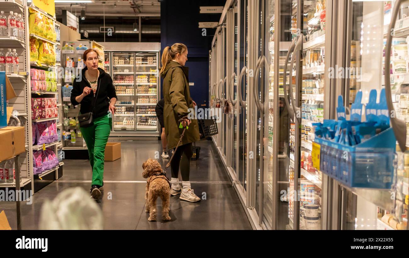 Shopping in un supermercato Whole Foods Market di New York domenica 14 aprile 2024. Il Dipartimento del lavoro ha annunciato che l'indice dei prezzi al consumo di marzo è aumentato del 0,4%, più caldo della stima del 0,3%. (© Richard B. Levine) Foto Stock