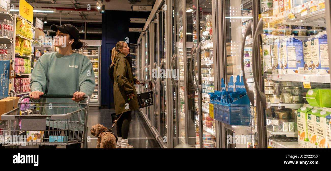 Shopping in un supermercato Whole Foods Market di New York domenica 14 aprile 2024. Il Dipartimento del lavoro ha annunciato che l'indice dei prezzi al consumo di marzo è aumentato del 0,4%, più caldo della stima del 0,3%. (© Richard B. Levine) Foto Stock