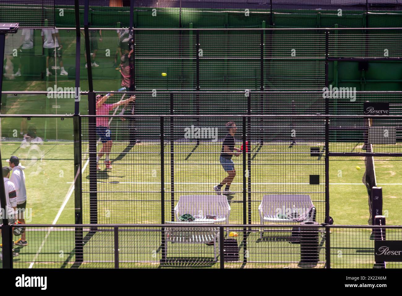 Padel Players ai campi di Reserve Padel nel quartiere Hudson Yards di New York domenica 14 aprile 2024. (© Richard B. Levine) Foto Stock