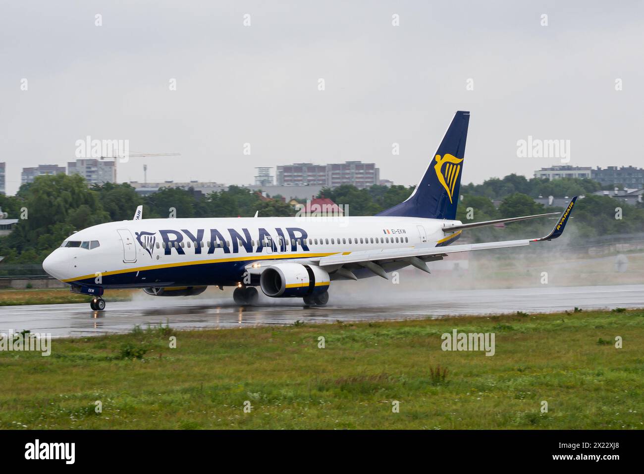 Ryanair Boeing 737-800 in arrivo a Rainy Lviv Foto Stock