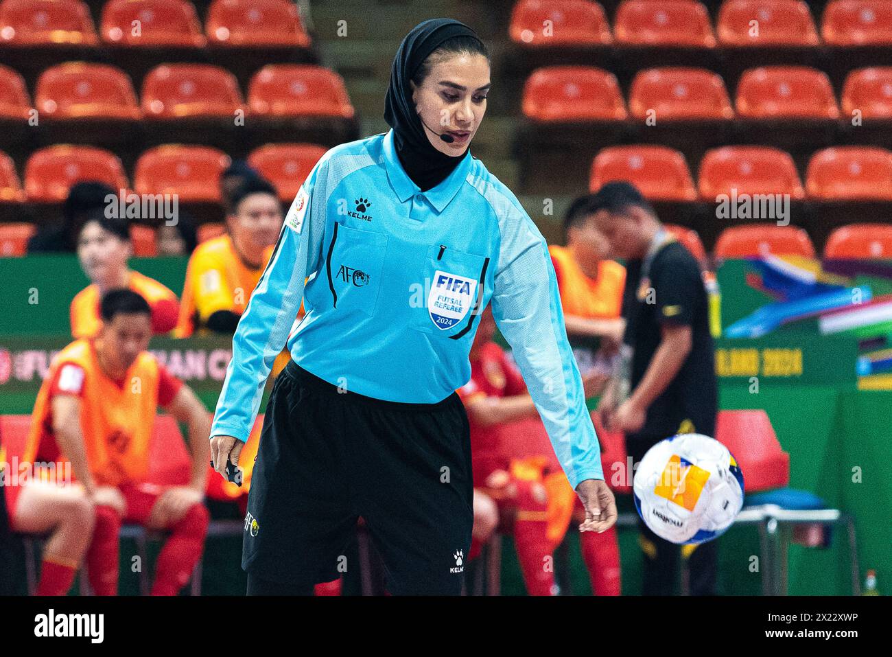 Bangkok, Thailandia. 19 aprile 2024. L'arbitro Gelareh Nazemideylami ha visto durante la AFC Futsal Asian Cup 2024 Group A match tra Cina e Vietnam all'Indoor Stadium Huamark di Bangkok. Punteggio finale; Cina 0:1 Vietnam. Credito: SOPA Images Limited/Alamy Live News Foto Stock