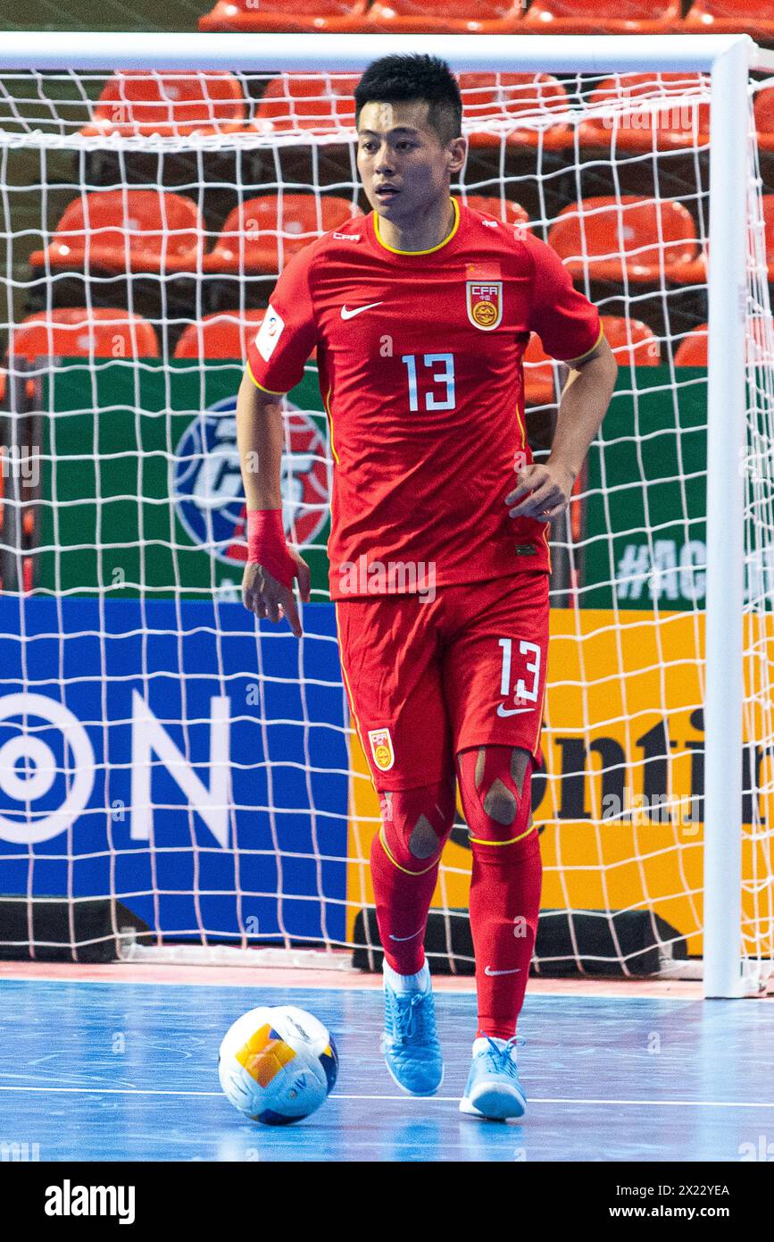 Bangkok, Thailandia. 19 aprile 2024. Geng Deyang #13 della Cina visto in azione durante la AFC Futsal Asian Cup 2024 Group A match tra Cina e Vietnam all'Indoor Stadium Huamark di Bangkok. Punteggio finale; Cina 0:1 Vietnam. (Foto di Peerapon Boonyakiat/SOPA Images/Sipa USA) credito: SIPA USA/Alamy Live News Foto Stock