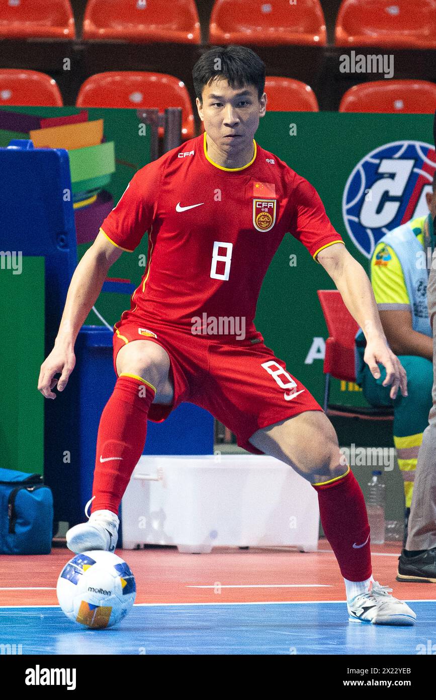 Bangkok, Thailandia. 19 aprile 2024. Chen Zhiheng #8 della Cina visto in azione durante la AFC Futsal Asian Cup 2024 Group A match tra Cina e Vietnam all'Indoor Stadium Huamark di Bangkok. Punteggio finale; Cina 0:1 Vietnam. (Foto di Peerapon Boonyakiat/SOPA Images/Sipa USA) credito: SIPA USA/Alamy Live News Foto Stock