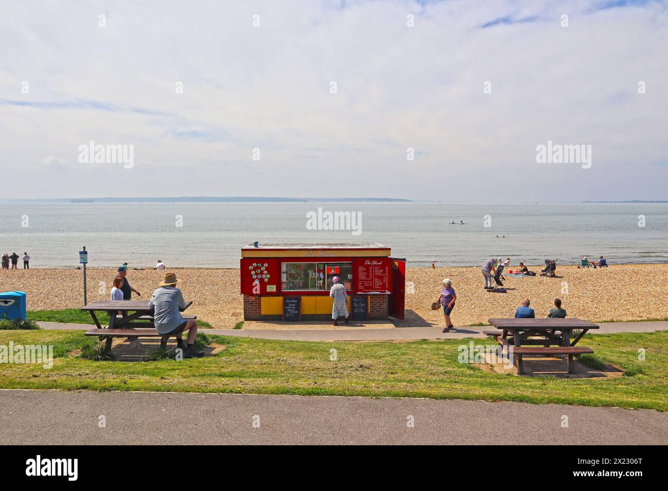 The Shack' e parcheggio auto a Hill Head Beach, Lee-on-the-Solent, Fareham Hampshire Regno Unito Foto Stock