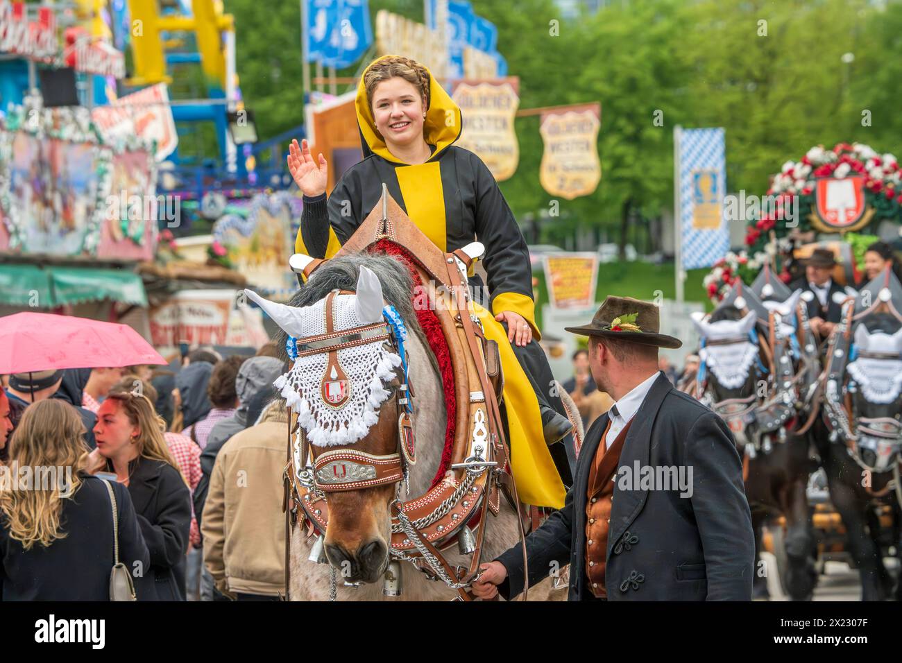 Eröffnung Münchner Frühlingsfest, Münchner Kindl Franziska Inselkammer beim Einzug der Brauereien und Schausteller auf die Theresienwiese, München, 19. Aprile 2024 Deutschland, München, 19.04.2024, Münchner Kindl, Franziska Inselkammer, geb. 2003, Unternehmer-Tochter, beim festlichen Einzug der Brauereien und Schausteller auf die Theresienwiese, Eröffnung des Münchner Frühlingsfests, leichtes Regenwetter am Freitagnachmittag, Frühling Volksfest, Münchner, Bayern, bayerisch, *** inaugurazione del Festival di Primavera di Monaco, Münchner Kindl Franziska Inselkammer all'ingresso dei birrifici e showmen sul Foto Stock