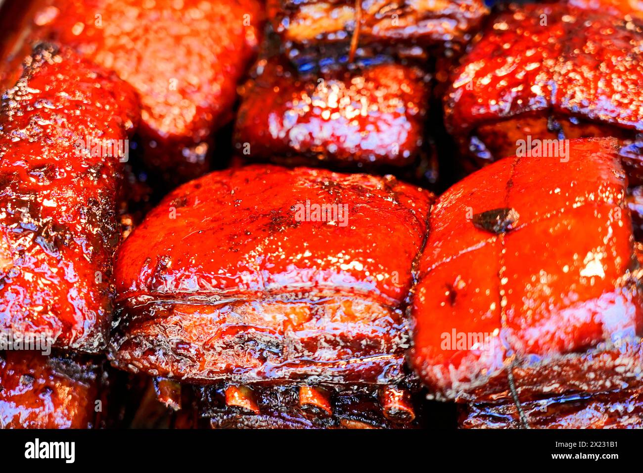 Supermercato, mercato di verdure nel centro di Shanghai, Cina, Asia, pezzi di carne alla griglia di colore rosso scuro e lucenti esposti allo snack bar di Shanghai Foto Stock