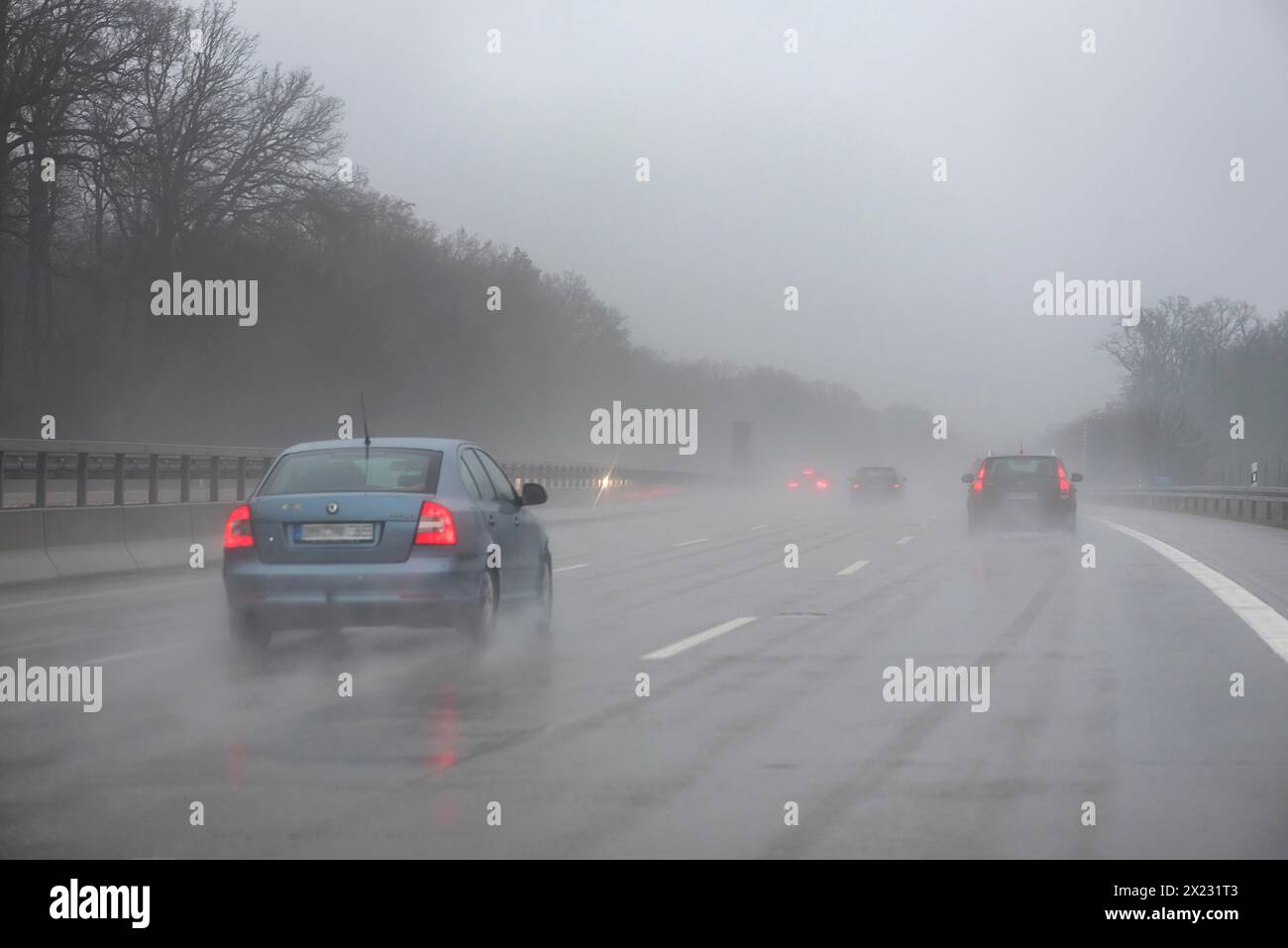 Scarsa visibilità sotto la pioggia sull'autostrada A 9, Turingia, Germania Foto Stock