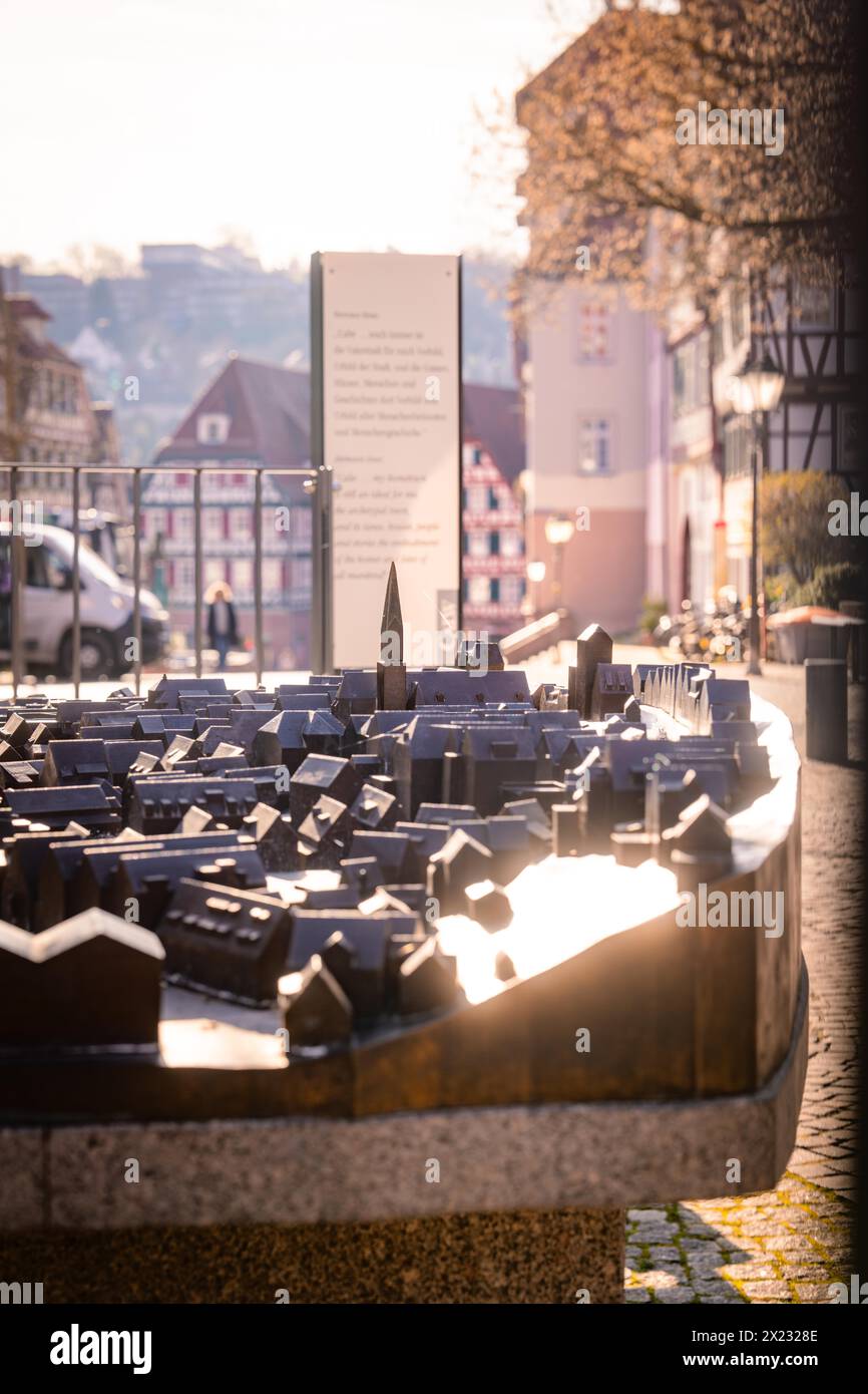 Un modello di città al sole accanto a un tabellone informativo, Calw, Foresta Nera, Germania Foto Stock