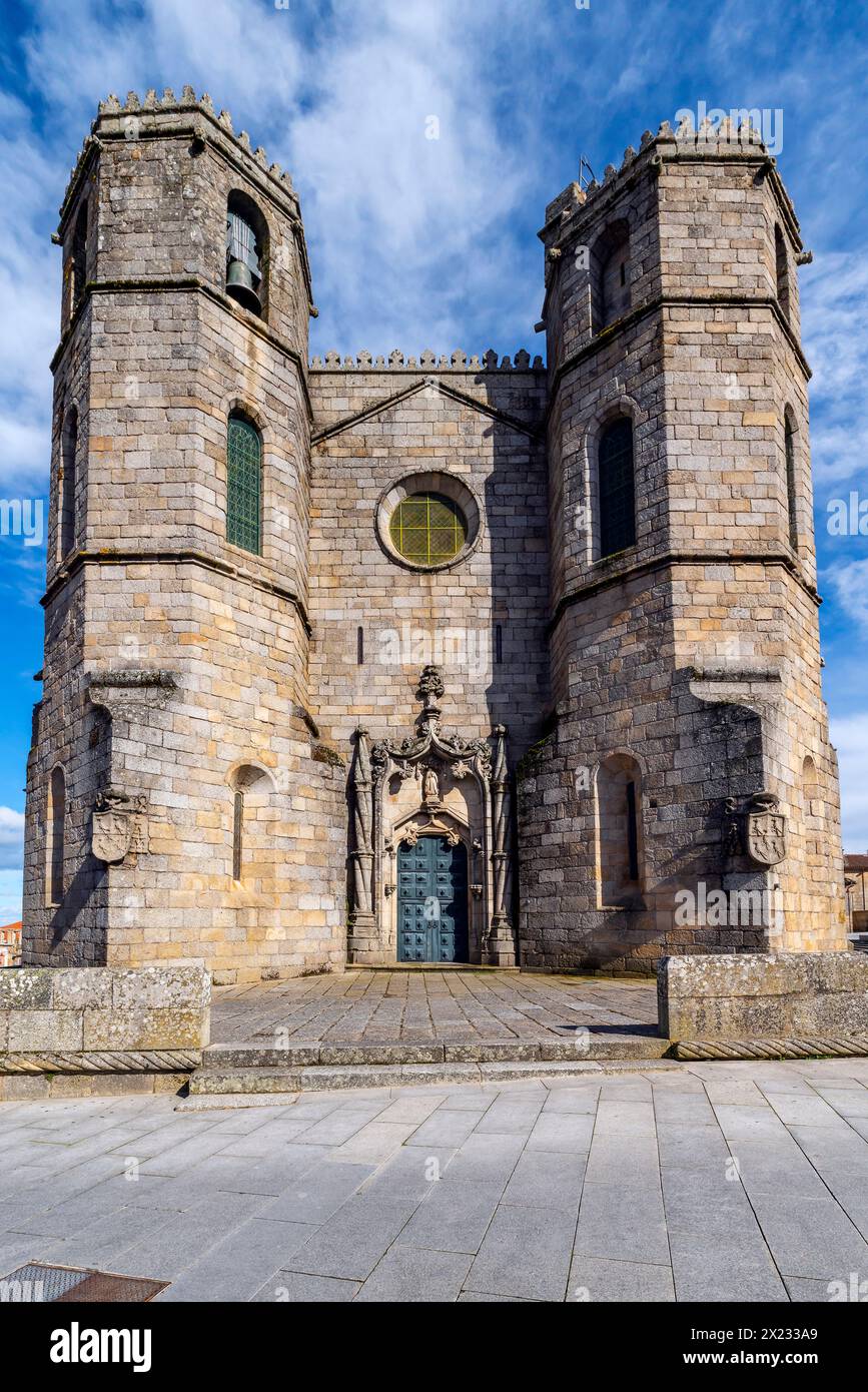 Esterno della cattedrale di Guarda, Portogallo. Costruzione della cattedrale simile a una fortezza, costruita in granito tra il 1390 e il 1540. La cattedrale di Guarda è stata costruita Foto Stock