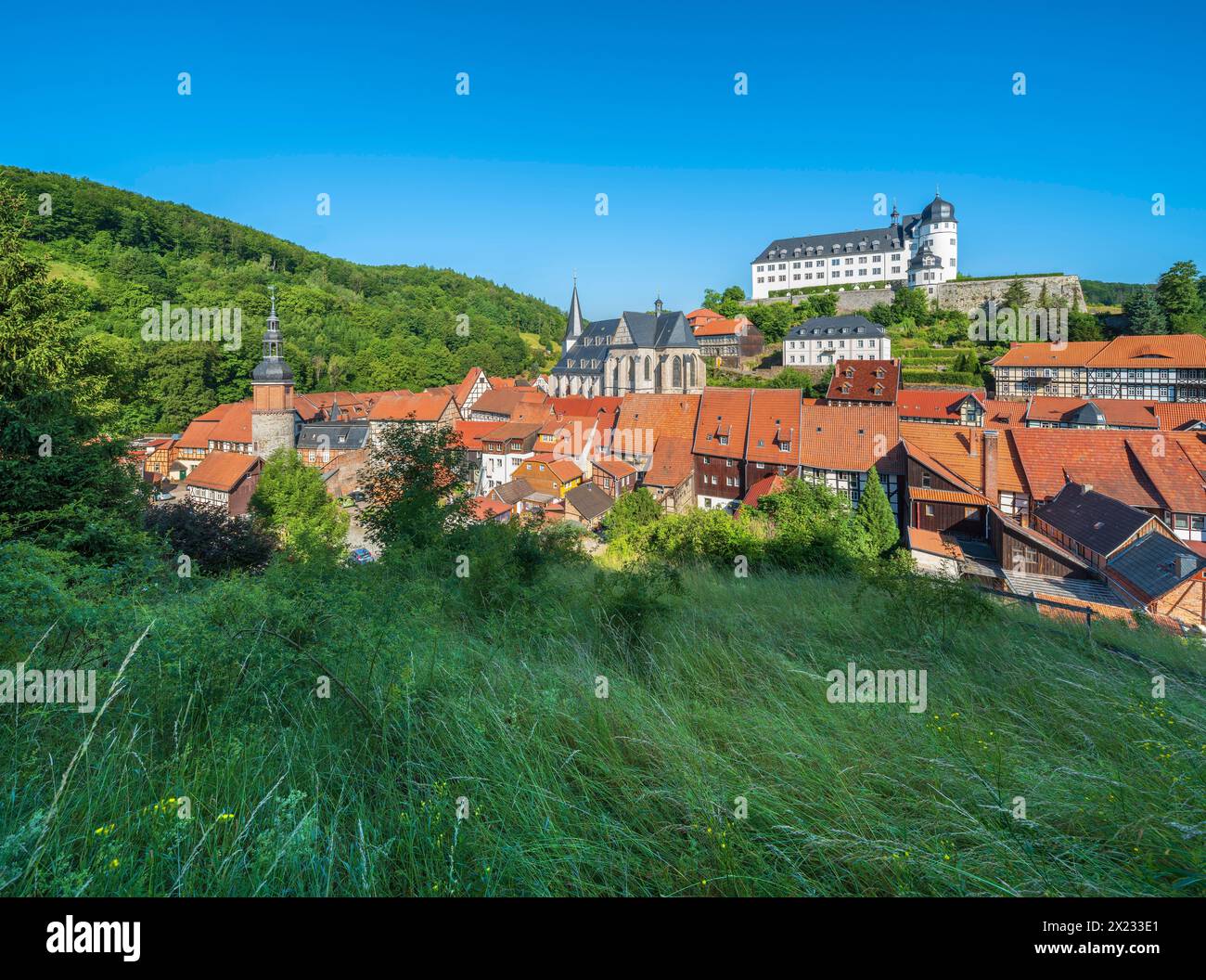 Vista di Stolberg con castello, Saigerturm, St Martini e case in legno nella città vecchia, Stolberg im Harz, Sassonia-Anhalt, Germania Foto Stock