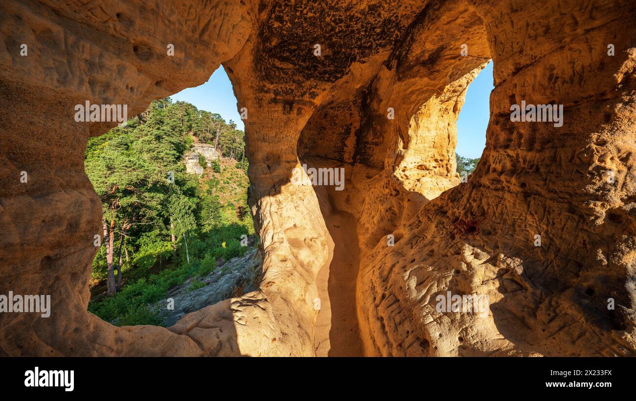 Grotta di Klusfelsen sulle montagne di Klusberge, luogo di culto preistorico, in seguito eremo cristiano e dimora nelle grotte, roccia di arenaria con natura naturale Foto Stock