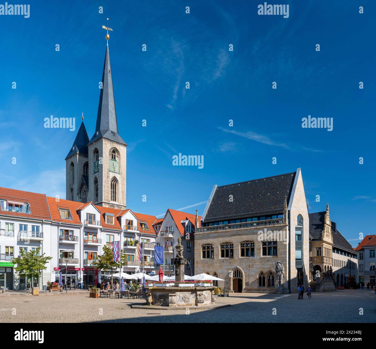 L'Holzmarkt con la chiesa di San Martino, il municipio e la fontana di Holzmarkt, Halberstadt, Sassonia-Anhalt, Germania Foto Stock