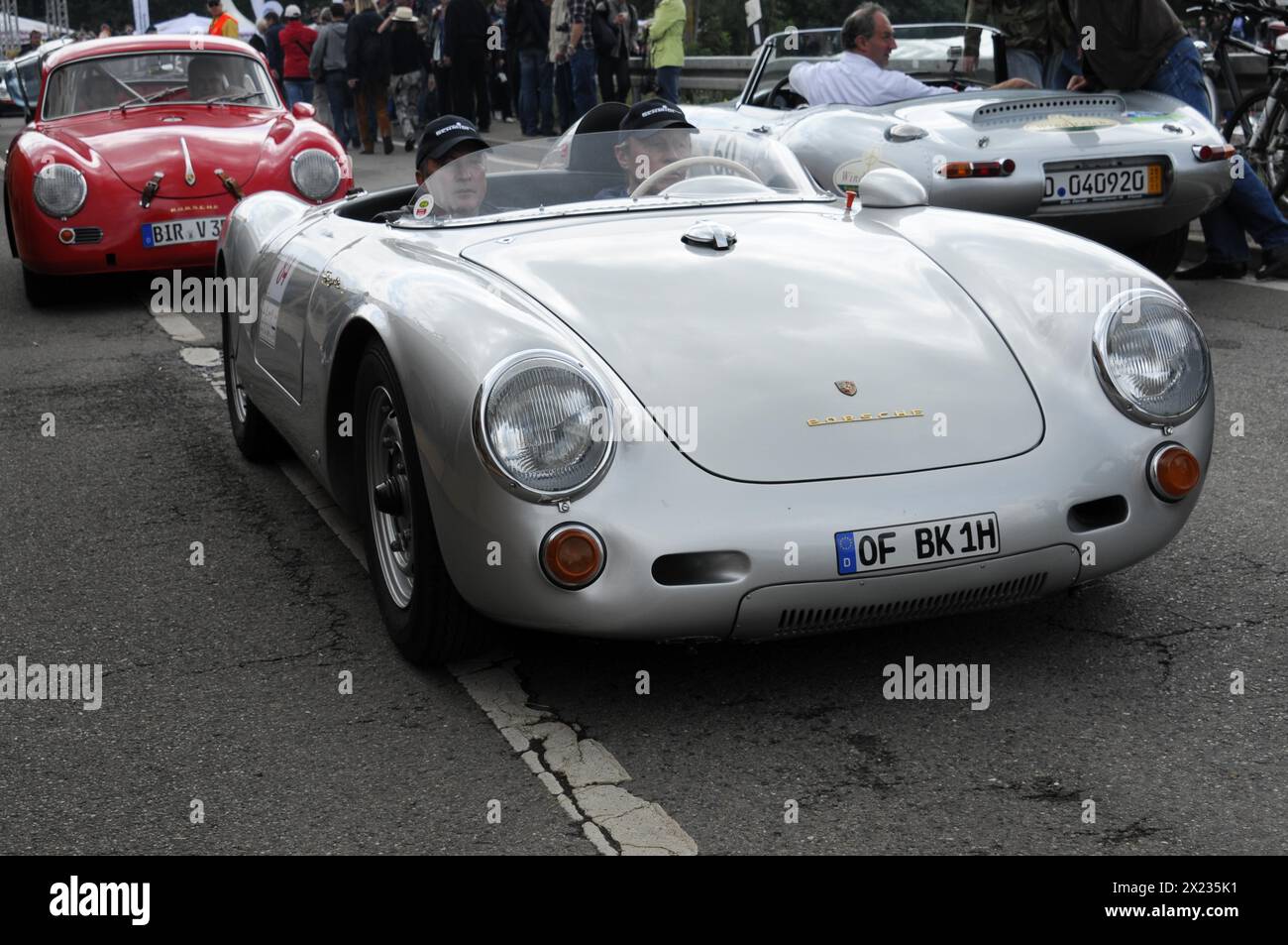 Auto da corsa bianca dal design classico su una strada con spettatori intorno, SOLITUDE REVIVAL 2011, Stoccarda, Baden-Wuerttemberg, Germania Foto Stock