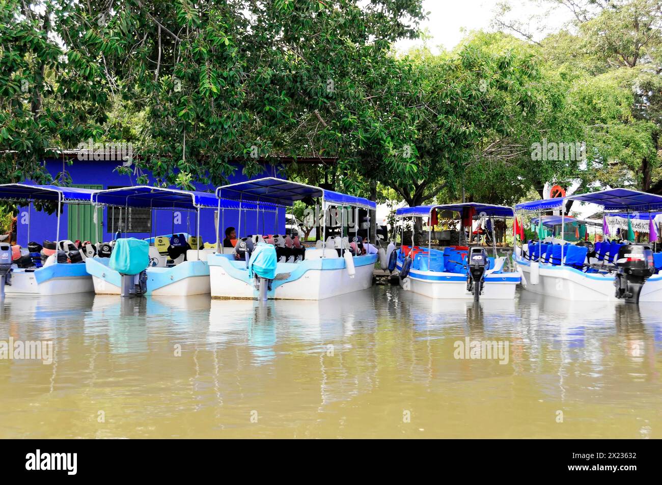 Granada, Nicaragua, barche sul lago Nicaragua con bancarelle e clienti sotto ombrelli colorati, circondati dalla natura, America centrale Foto Stock