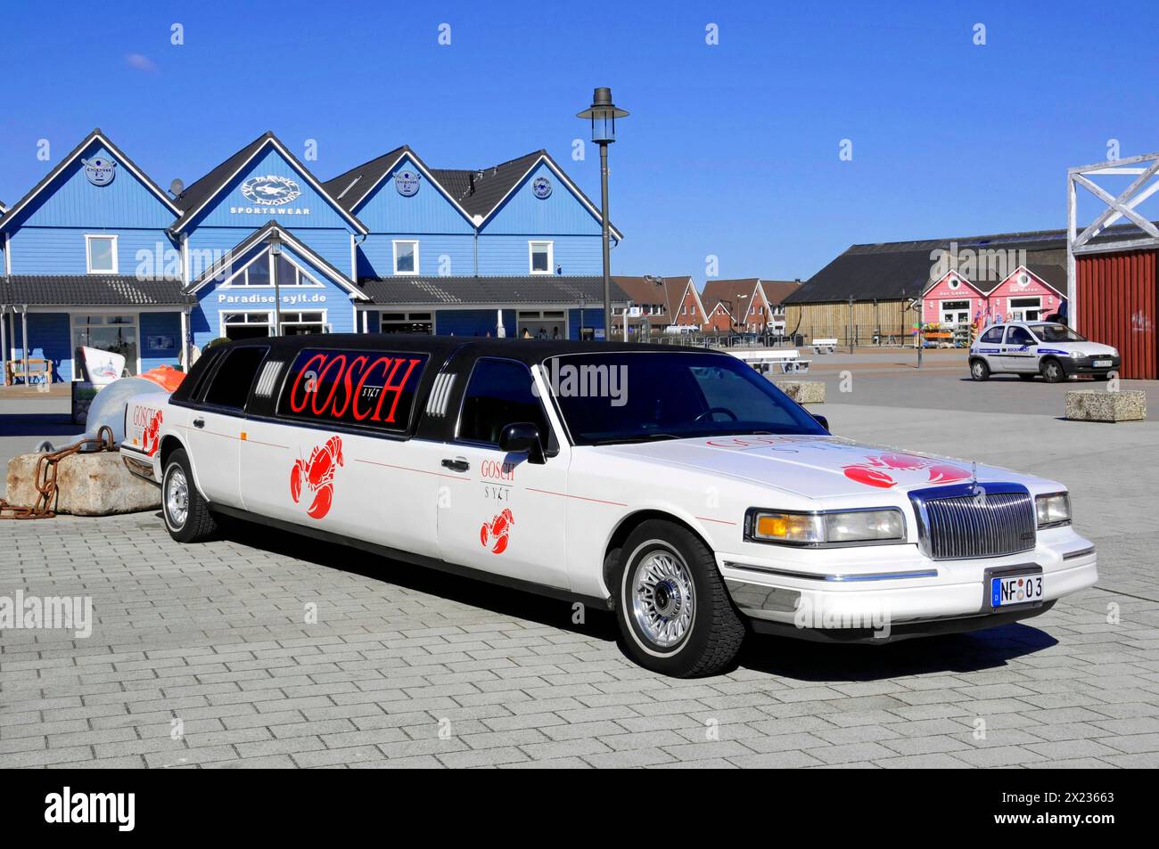 Lista, porto, Sylt, isola della Frisia settentrionale, Una limousine bianca con accattivanti adesivi rossi GOSCH è parcheggiata in un parcheggio, Sylt Foto Stock