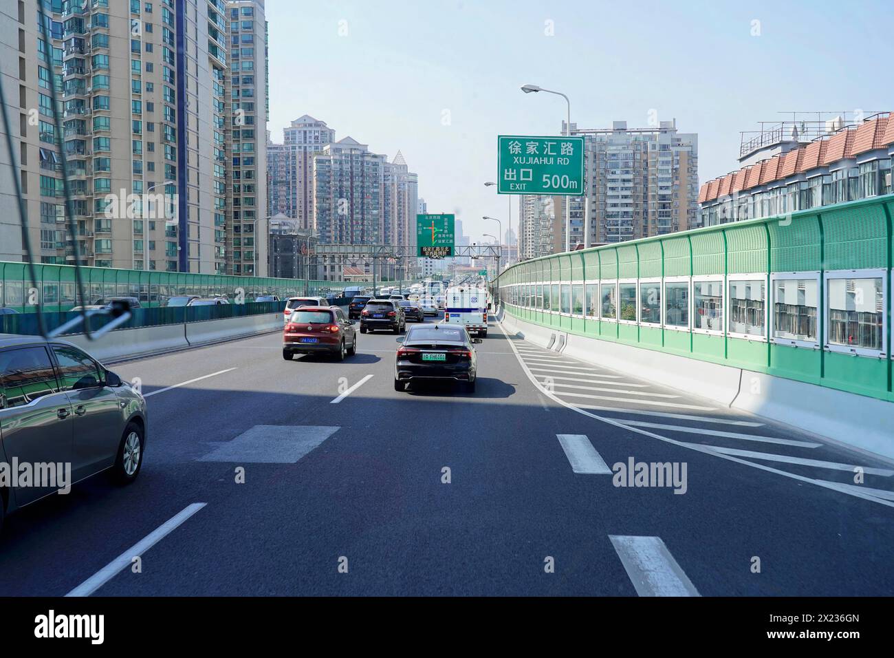 Traffico a Shanghai, Shanghai Shi, veicoli su una strada urbana con alti edifici e segnali stradali, Shanghai, Repubblica Popolare Cinese Foto Stock