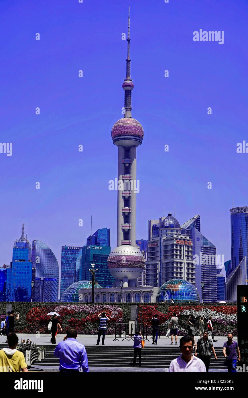 Passeggia attraverso Shanghai per le attrazioni turistiche, Shanghai, Cina, Asia, la Shanghai Oriental Pearl Tower domina il paesaggio cittadino con persone in primo piano Foto Stock