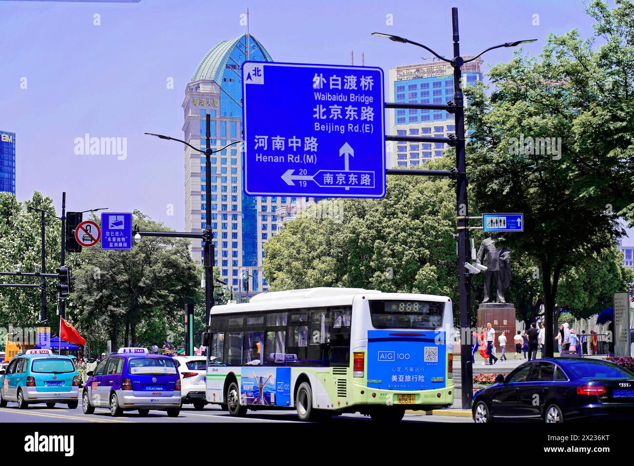 Passeggia attraverso Shanghai per raggiungere le attrazioni turistiche, Shanghai, Cina, Asia, vista di una strada trafficata con un autobus cittadino e segnali stradali Foto Stock