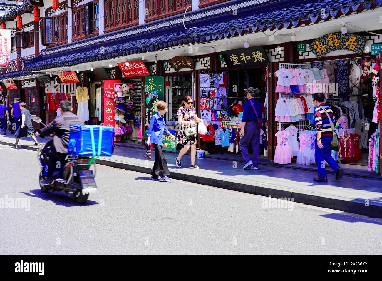 Passeggia attraverso Shanghai per raggiungere le attrazioni turistiche di Shanghai, Cina, Asia, vivace via dello shopping con negozi e passanti tradizionali cinesi Foto Stock