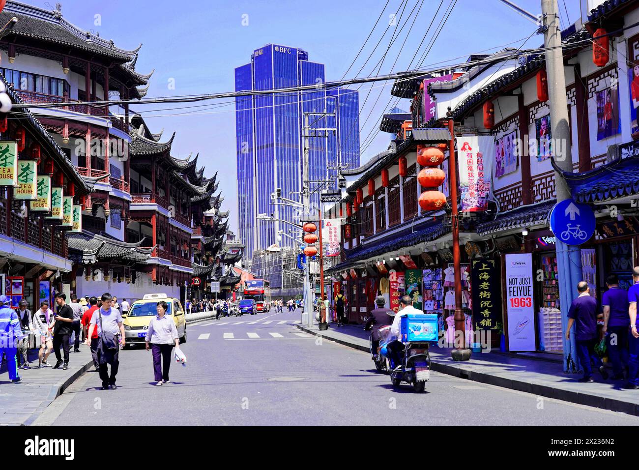 Passeggia attraverso Shanghai per raggiungere le attrazioni turistiche, Shanghai, Cina, Asia, la trafficata sezione urbana con edifici tradizionali e passanti Foto Stock