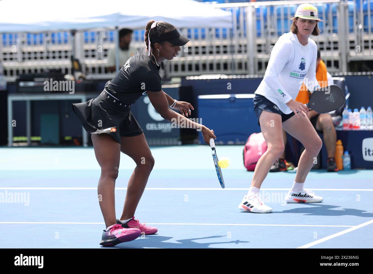 Tyra Black batte la palla al torneo della Major League Pickleball al Miami Open il 28 marzo 2024 a Miami Gardens, Florida. (Credito: Paul Fong/immagine dello sport) Foto Stock