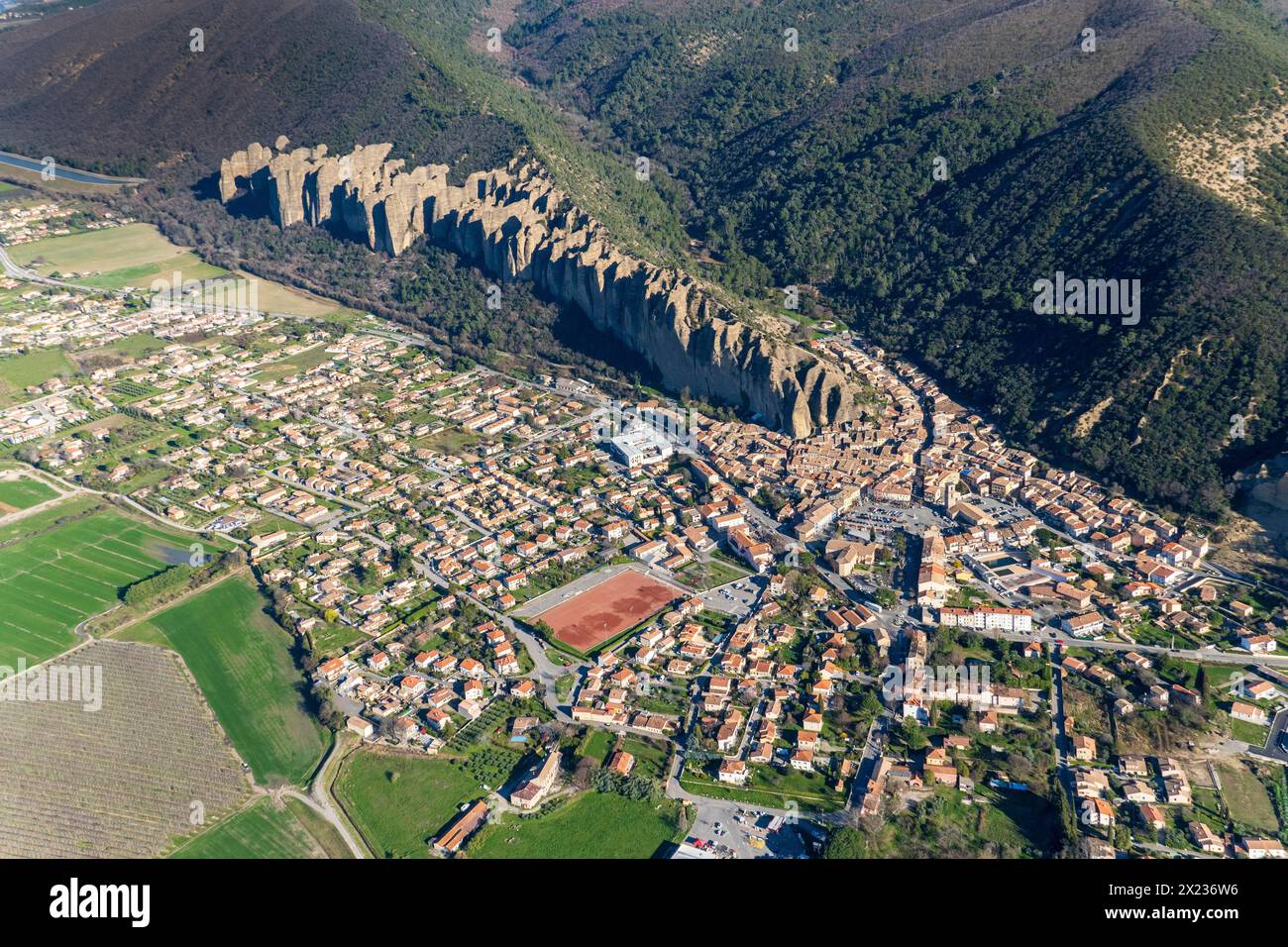 Vista aerea di Les Mees, Provenza-Alpi-Costa Azzurra, Les Penitents, i penitenti, formazione rocciosa, geologia, Les Penitents vicino a Les Foto Stock