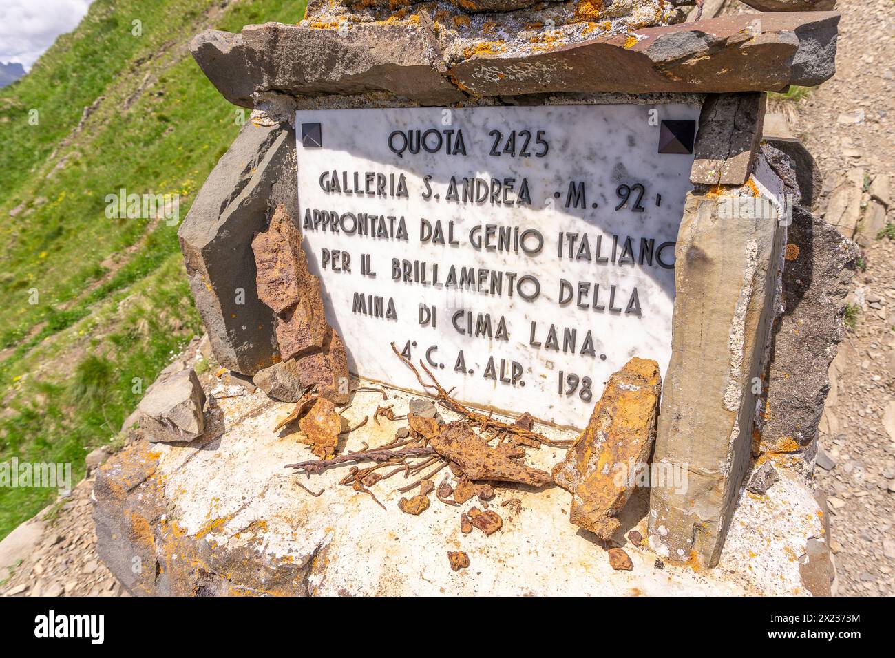 Lapide mina S. Andrea col DI Lana e il Monte Marmolada, i luoghi della grande guerra o della guerra mondiale, le Dolomiti italiane Agordino Veneto Foto Stock