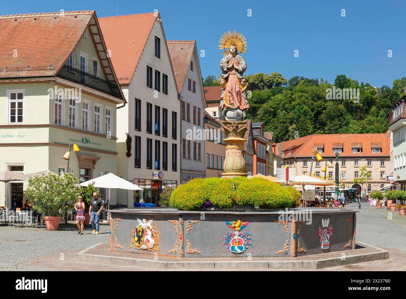 Madonna della luna di Mezzaluna alla fontana di Marienbrunnen sulla piazza del mercato, Schwaebisch Gmuend, Baden-Wuerttemberg, Germania, Schwaebisch Gmuend Foto Stock