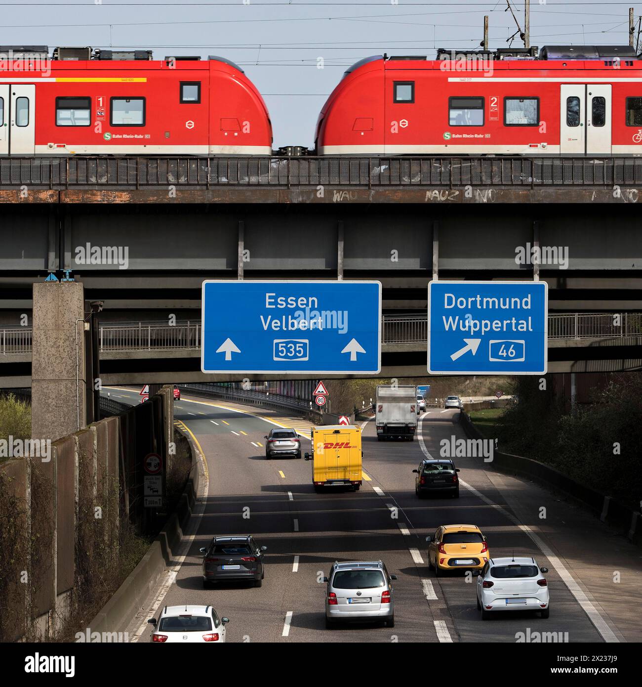 Il treno regionale attraversa l'autostrada A535 a Sonnborner Kreuz, svincolo autostradale, Wuppertal, Renania settentrionale-Vestfalia, Germania Foto Stock