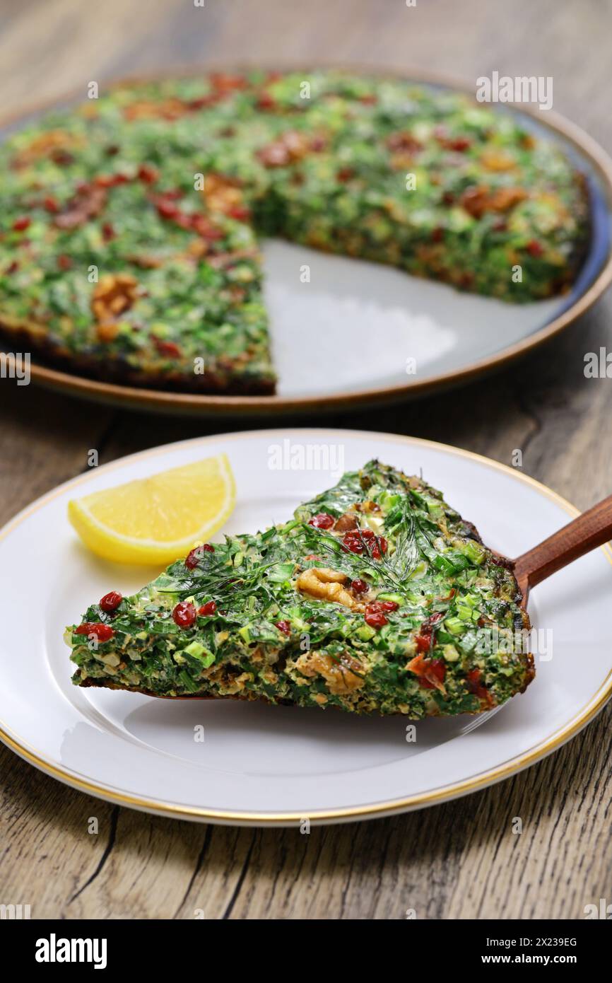 Kuku sabzi (frittata alle erbe persiane), cibo vegetariano iraniano Foto Stock