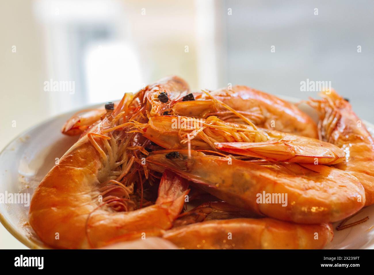 Scopri l'essenza della cucina spagnola con gamberi sfrigolanti, un ingrediente saporito nella preparazione dell'autentica paella Foto Stock