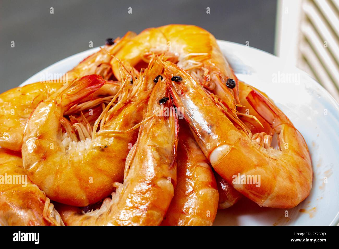 Scopri l'essenza della cucina spagnola con gamberi sfrigolanti, un ingrediente saporito nella preparazione dell'autentica paella Foto Stock