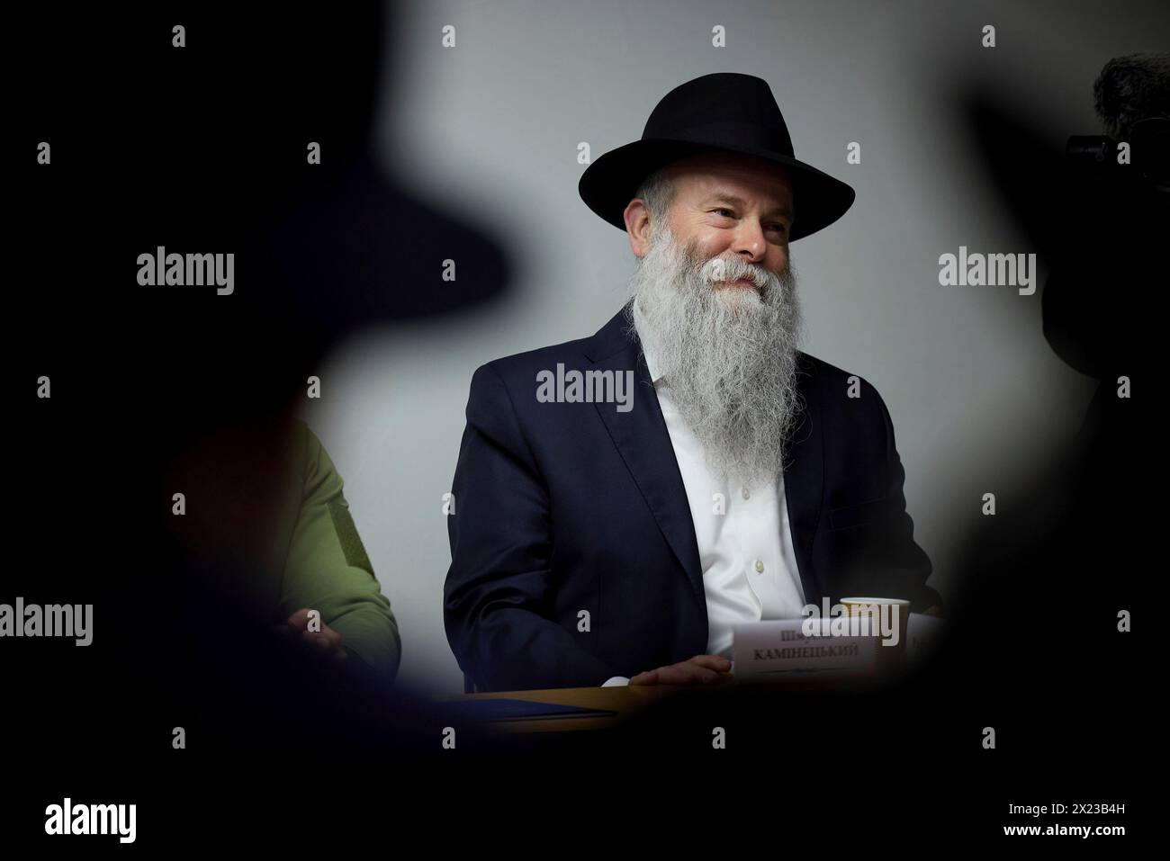 Kiev, Ucraina. 18 aprile 2024. Rabbi Shmuel Kaminetsky della Comunità ebraica unita dell'Ucraina durante un incontro con il presidente ucraino Volodymyr Zelenskyy presso la scuola di Shchastia gestita dal movimento Chabad-Lubavitch, 18 aprile 2024 a Kiev in Ucraina. Credito: Handout/Ufficio stampa presidenziale ucraino/Alamy Live News Foto Stock